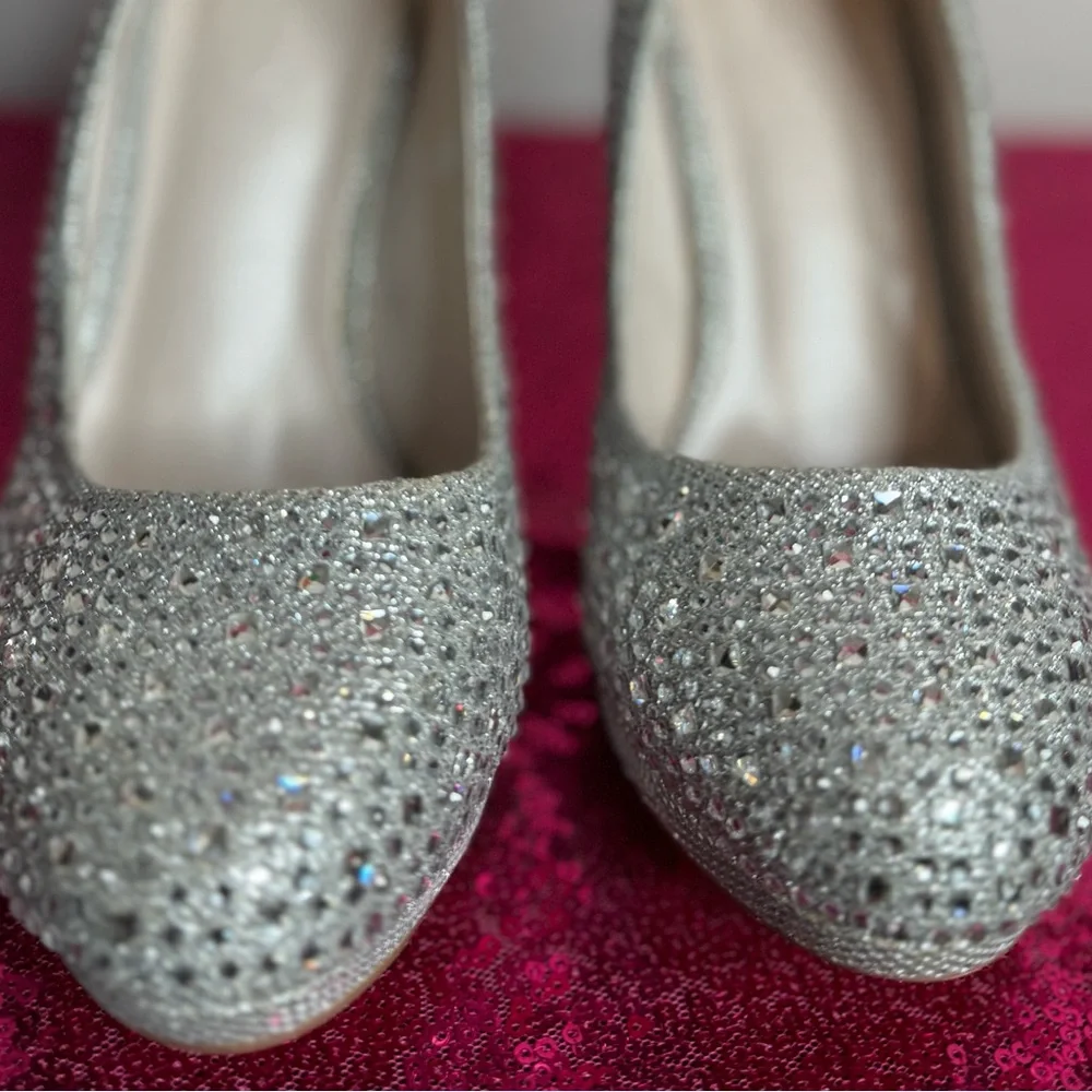 David’s Bridal💎 SPARKLING Cinderella Rhinestone, Crystal Pumps (Women’s Size 6)
